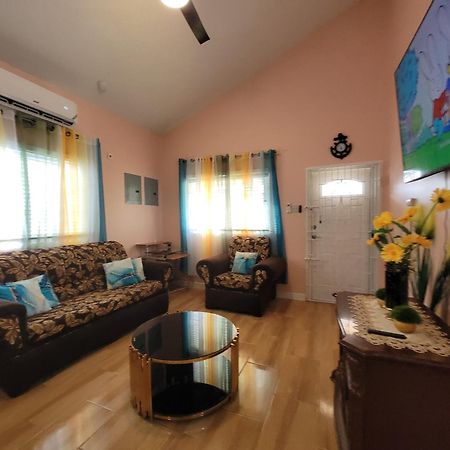 Comfortable Strategic Lodging Quarters 스패니시타운 외부 사진