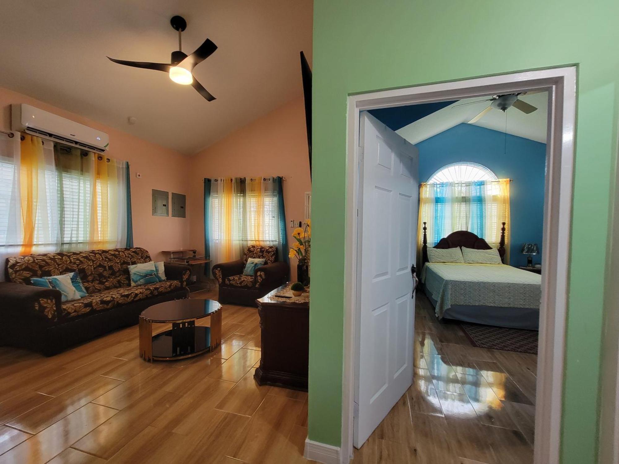 Comfortable Strategic Lodging Quarters 스패니시타운 외부 사진