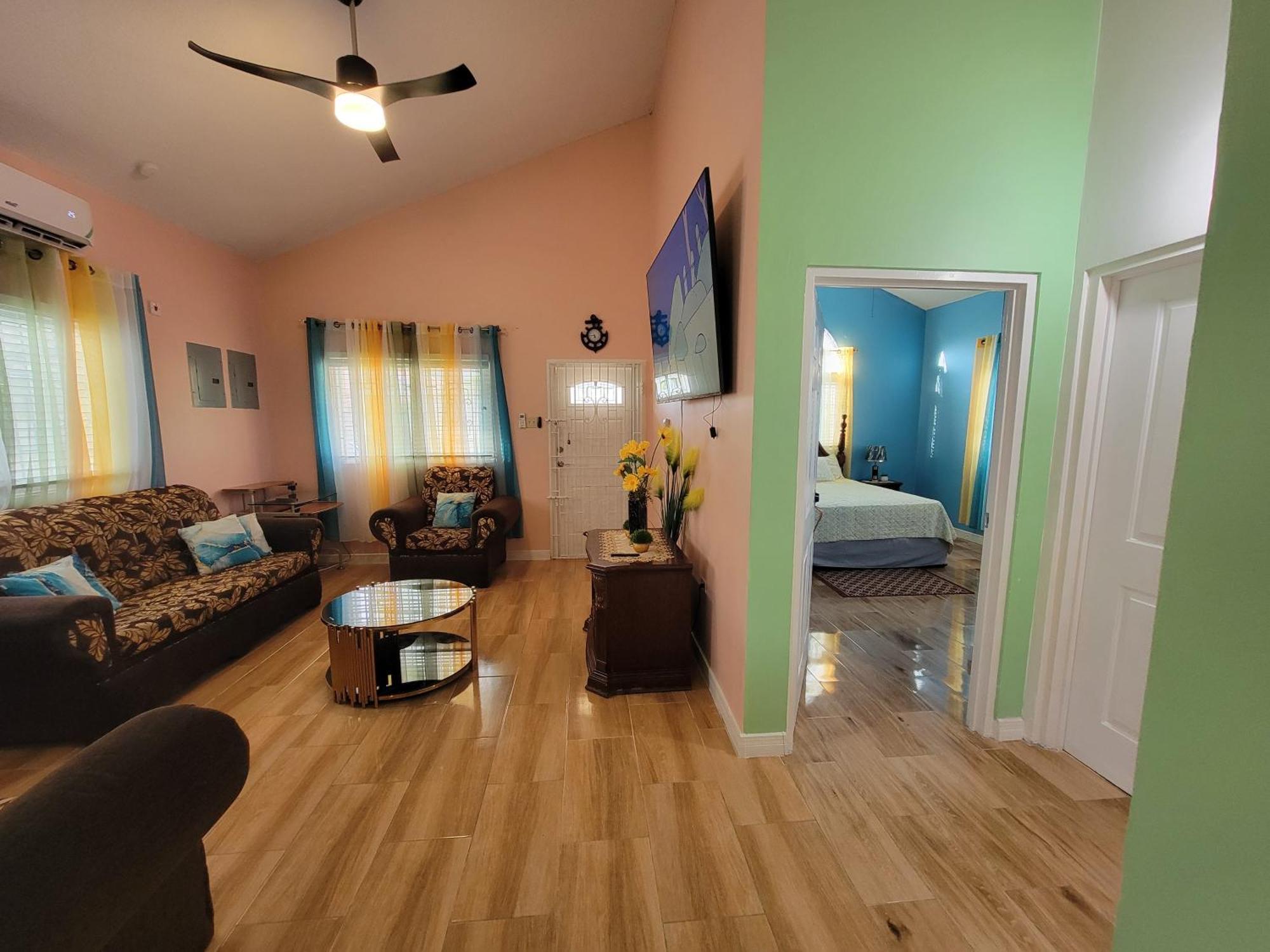 Comfortable Strategic Lodging Quarters 스패니시타운 외부 사진