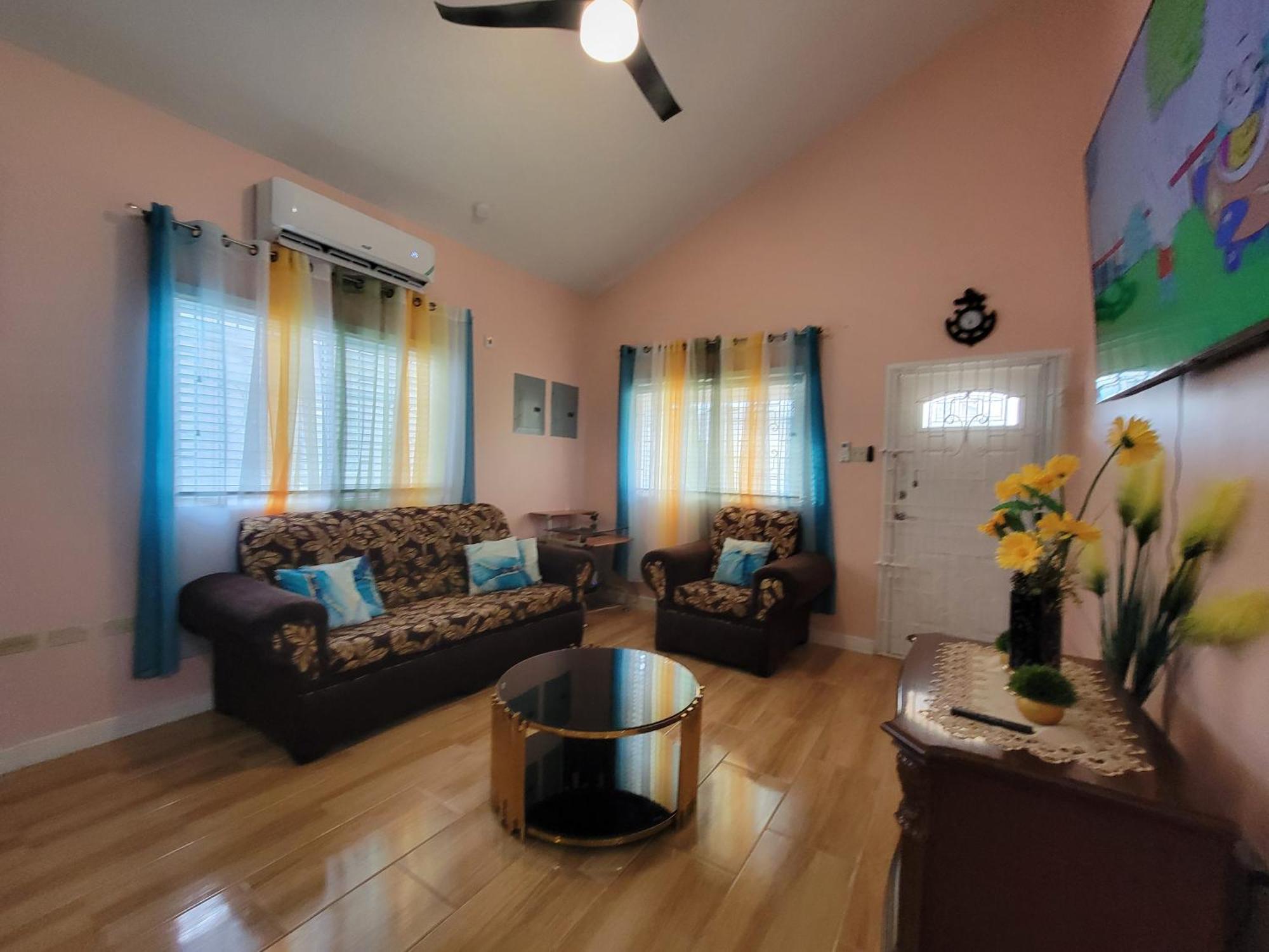 Comfortable Strategic Lodging Quarters 스패니시타운 외부 사진
