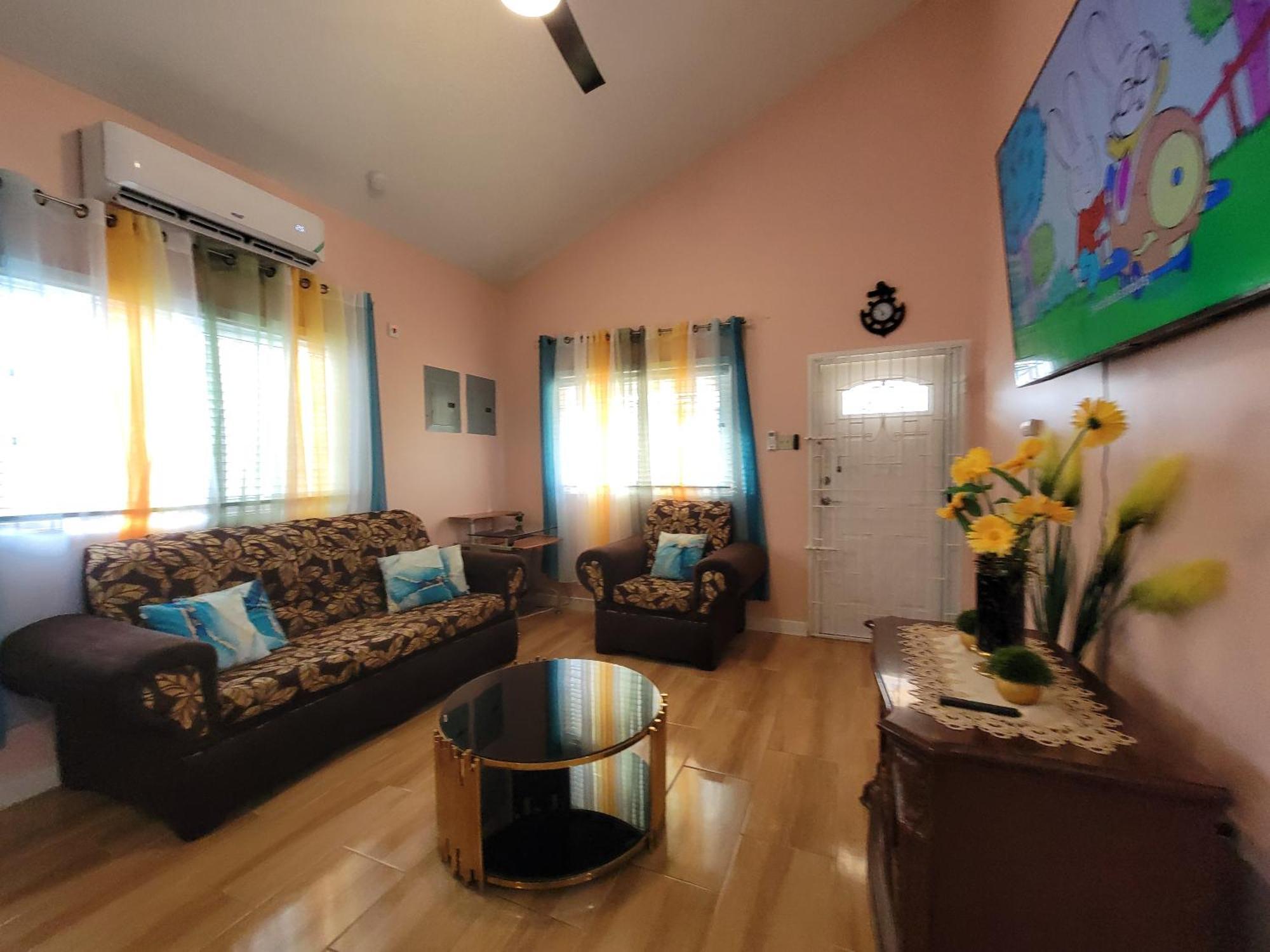 Comfortable Strategic Lodging Quarters 스패니시타운 외부 사진